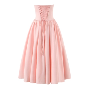 Élégante robe bustier rose avec détail lacé au dos et conception de corsage corset