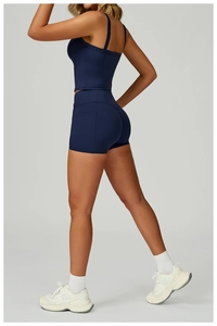Détail du short de yoga bleu marine à taille haute avec poche latérale et tissu élastique