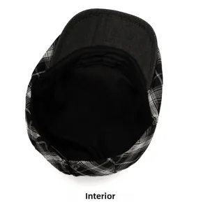 Vue interne montrant la doublure noire et les coutures de la casquette rétro à carreaux