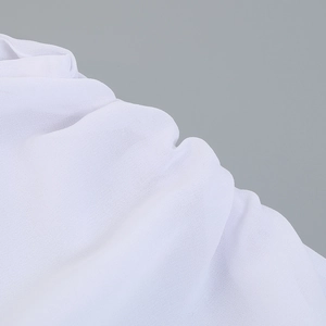 Detailaufnahme der leichten weißen Chiffon-Stofftextur mit weichen Falten und feiner Körnung
