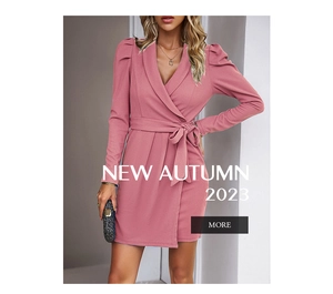 Dettaglio dell'abito blazer color malva a maniche lunghe con rever e vita annodata