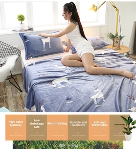 Vue détaillée d'une couverture en flanelle bleue épaisse avec cerf blanc et taie d'oreiller
