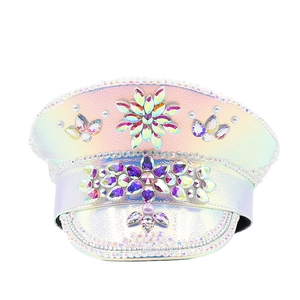 Dettaglio cappello da capitano olografico con strass a girasole e gemme viola lucide