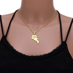 Gros plan du collier pendentif carte de l'Arménie dorée avec gravure sur dentelle noire