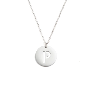 Gros plan détaillé d'un collier en acier inoxydable argenté avec un pendentif lettre P ajouré