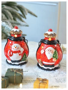Détail de lanternes de Noël lumineuses avec des figurines du Père Noël et d'un bonhomme de neige