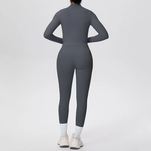 Vista posteriore di un set da yoga grigio scuro con top corto a maniche lunghe