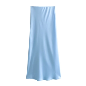 Détail de jupe midi bleu clair montrant la texture satinée et le drapé élégant
