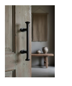 Vue macro de la poignée de porte en fonte noire vintage avec texture martelée sur bois