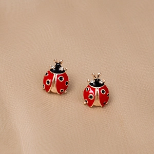 Boucles d'oreilles coccinelle rouges mignonnes avec finition dorée et zircons
