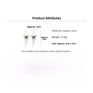 Détail des boucles d'oreilles papillon à franges en cristal et tiges en argent