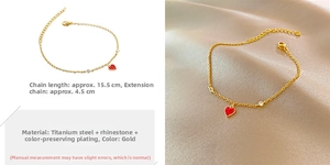 Vista detallada de una pulsera de acero de titanio dorado con dije de corazón rojo y diamantes