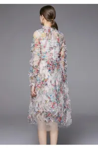 Vista trasera de un vestido de gasa floral con volantes escalonados y cremallera trasera