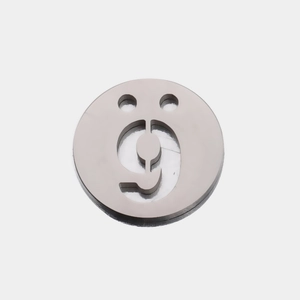 Vue macro d'un pendentif chiffre 9 en acier inoxydable poli pour bijoux DIY