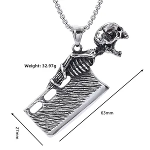 Vue détaillée du pendentif crâne et couperet montrant les textures et les dimensions