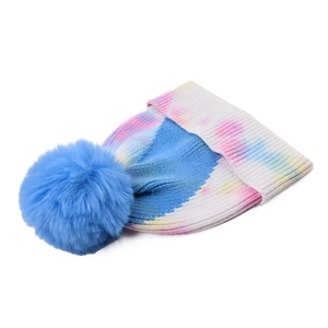 Dettaglio del berretto in maglia tie-dye con grande pompon blu in ecopelliccia