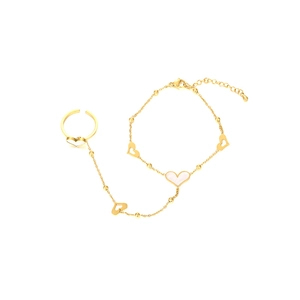 Detailansicht einer vergoldeten Ring-Armband-Kette mit Herz-Muschel-Inlay und Karabiner