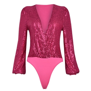 Détail de sequins roses et col en V profond sur un body à manches longues