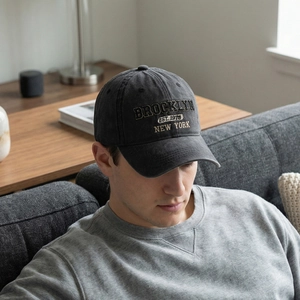 Casquette vintage en coton lavé gris foncé avec broderie Brooklyn sur modèle
