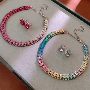 Luxuriöses Schmuckset mit Halskette und Ohrringen aus funkelnden Kristallen mit Farbverlauf