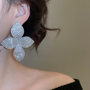 Macro di orecchini a lobo oversize a forma di fiore argento con strass scintillanti