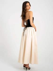 Détail du laçage au dos et de la taille haute de cette élégante robe d'été contrastée