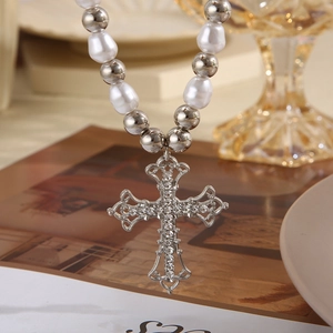 Elegant pearl necklace with a shimmering rhinestone cross pendant in a vintage silver style