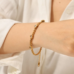 Bracelet cubain en acier inoxydable plaqué or 18 carats avec trois zircons en cœur