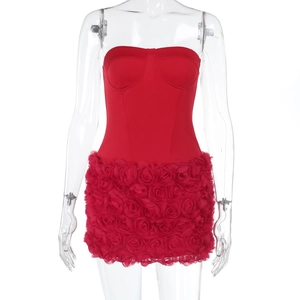 Detailansicht des roten Bandeau-Kleids mit hochwertiger 3D-Rosenblüten-Textur