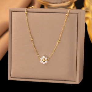 Collier élégant à chaîne dorée orné d'un pendentif délicat en forme de fleur de perle