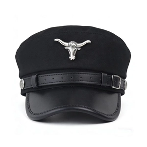 Casquette militaire noire avec logo tête de taureau argentée et visière en cuir