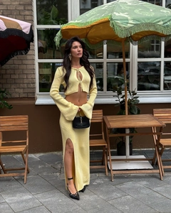 Détail de la maille d'un ensemble top à nouer et jupe longue fendue jaune pâle