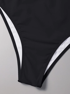 Gros plan détaillé du bas de bikini noir avec coutures et doublure blanche de qualité