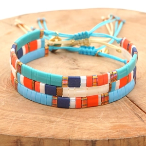 Ensemble de trois bracelets bohémiens en perles Tila colorées faites à la main