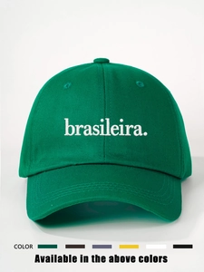 Gros plan détaillé de la broderie blanche brasileira sur une casquette vintage en coton vert