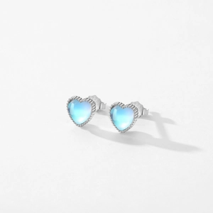 Eleganti orecchini a cuore in argento 925 con pietra di luna su sfondo bianco puro