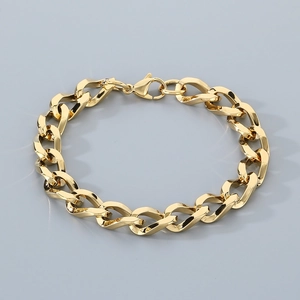 Détail d'un bracelet maille cubaine plaqué or 18K avec fermoir mousqueton et maillons