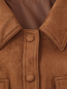 Primer plano de textura de ante marrón y costuras en el cuello de la chaqueta biker