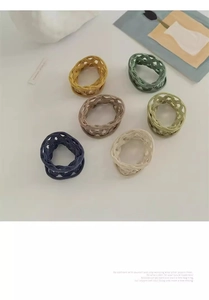 Détail d'élastiques à cheveux tissés creux en six couleurs Morandi sur fond blanc