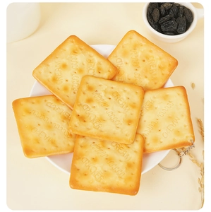 Dettaglio del portachiavi a forma di cracker quadrato con scritta Cream Cracker