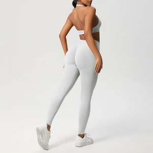 Dettaglio del set fitness con leggings a vita alta effetto push-up e top a lupetto
