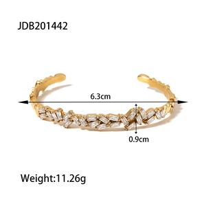 Détails du bracelet doré avec zircon affichant 6,3cm de diamètre et 11,26g de poids