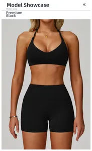 Vista frontale del set reggiseno sportivo e pantaloncini da yoga neri di alta qualità