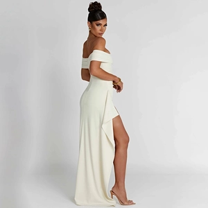 Robe longue élégante à épaules dénudées et dos nu avec fente haute en blanc crème