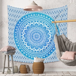 Détails du motif mandala bleu et blanc sur une tenture murale dans une pièce boho