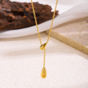 Collier minimaliste doré en forme de Y avec doubles pendentifs en forme de goutte
