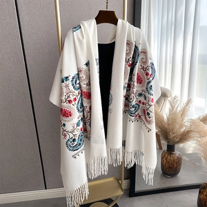 Châle pashmina blanc ethnique avec broderies colorées et détails de franges élégantes