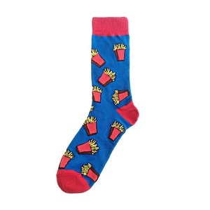 Détail de chaussettes en coton bleu avec motifs de frites rouges et jaunes éclatants