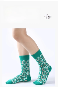 Detailaufnahme von Socken mit grünem, rosa und weißem geometrischem Dreiecksmuster-Design