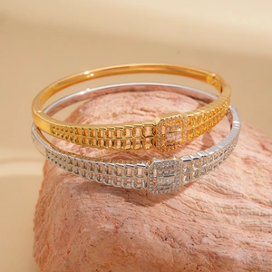 Bracelet ajouré plaqué or 18 carats avec oxydes de zirconium posé sur une pierre naturelle